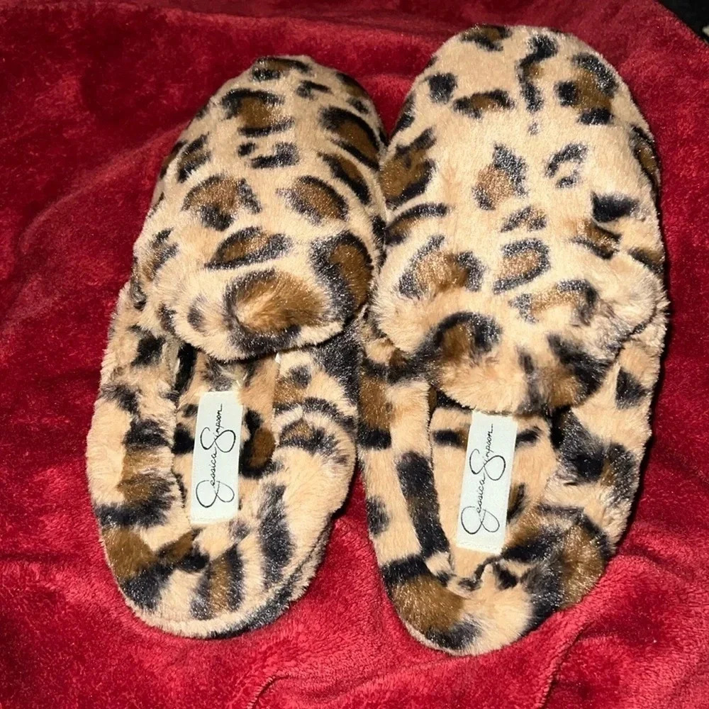 Jessica Simpson snugly plush leopard home slipper Sz 7
